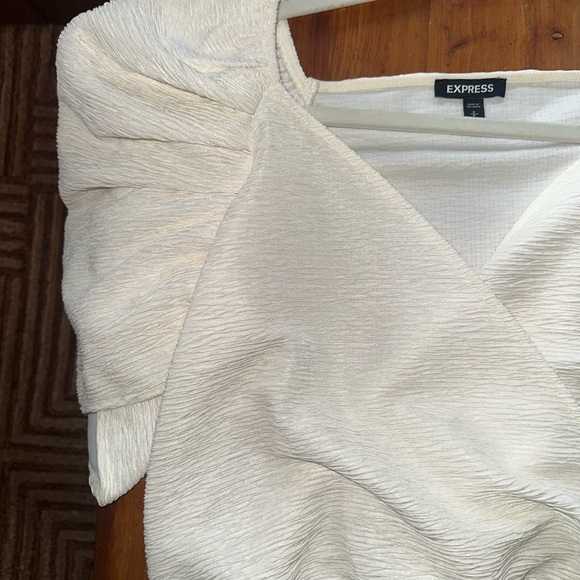 NWOT Express Textured Puff Sleeve Wrap Front Thong Bodysuit Sz S - Picture 12 of 12